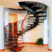 вариант красивого интерьера лестницы в честном доме фото