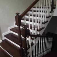 пример яркого интерьера лестницы в честном доме фото