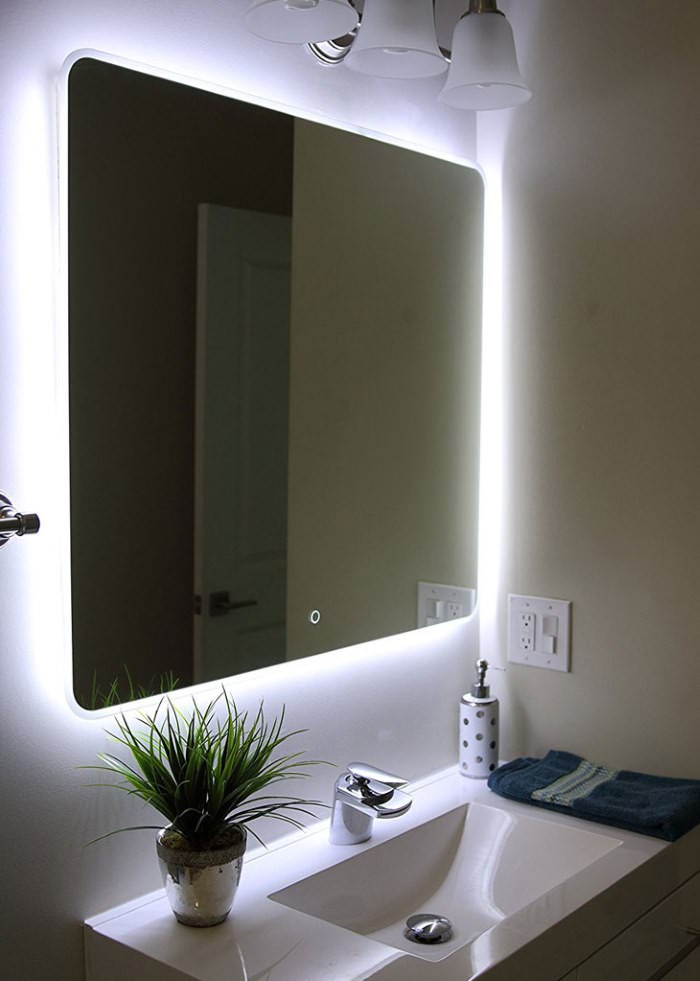 Зеркало с подсветкой в дизайне совмещенного санузла