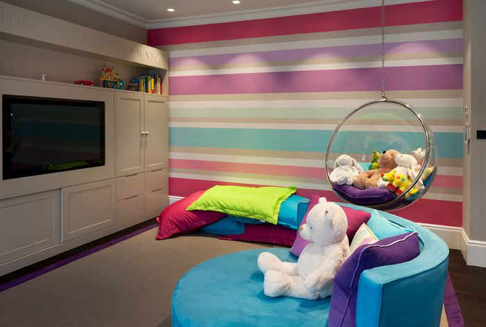 Разноцветные полосы на обоях в детской комнате