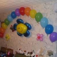Гирлянда из шаров на стене детской комнаты