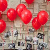 Гелиевые шары и фотографии в оформлении комнаты на день рождения