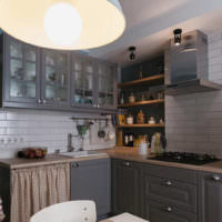 Светлая плитка в дизайне стен на кухне