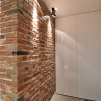 Декоративная подсветка кирпичной стенки в прихожей лофт