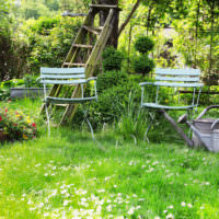 Садовые стульчики на зеленой лужайке