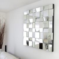 Зеркальное панно в оформлении стены в гостиной