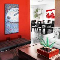 Красная стена и панно из мозаики в гостиной