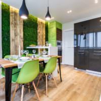 Сочетание зеленого мха и деревянных поверхностей в интерьере кухни