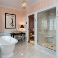 Интерьер ванной комнаты с полосатыми обоями
