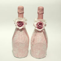 Крупные розы на свадебных бутылках шампанского