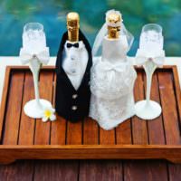 Свадебные бутылки шампанского на деревянном подносе