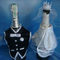 Жилетка жениха и платье невесты на свадебных бутылках
