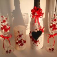 Красные и белые цветки в декоре бутылок шампанского