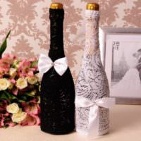 Кружевная отделка бутылок шампанского для свадьбы