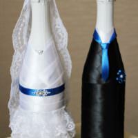 Черные и белые ленты в декоре свадебного шампанского