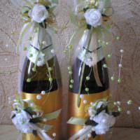 Искусственные цветы в декорировании свадебного шампанского