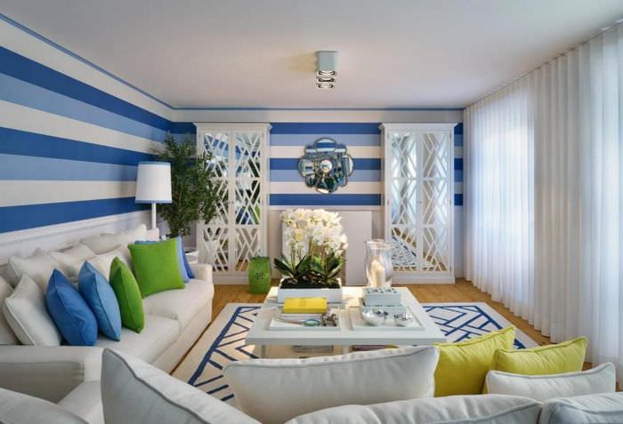 Голубые стены в гостиной с обоями в горизонтальную полоску