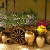 Старые вазы и телега для цветов