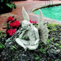 Статуэтка ангела в декоре садового участка