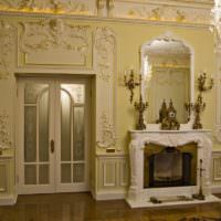 Гипсовая лепнина в дизайне гостиной классического стиля