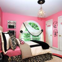 Розовые стены и черно-белый текстиль в спальне