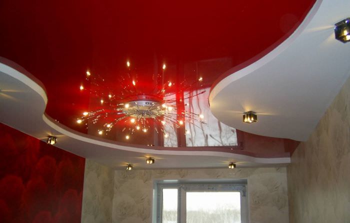 Точечные светильники в дизайне натяжного потолка