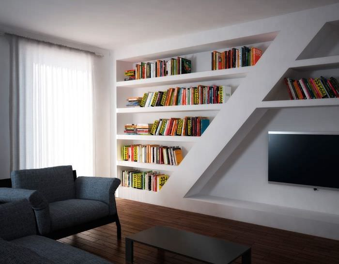 Ниши вместо книжных полок на стене гостиной комнаты