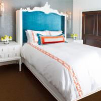 Белый текстиль в спальне с обоями под покраску