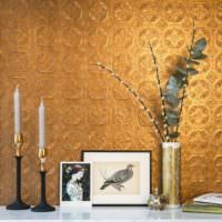 Покраска обоев под золото в гостиной классического стиля