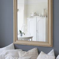 Зеркало в стиле прованс на стене гостиной
