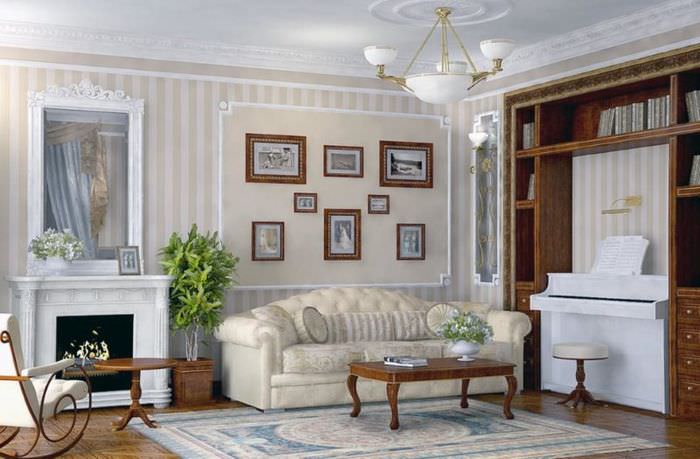 Дизайн гостиной комнаты в стиле ренессанса с полосатыми обоями на стенах