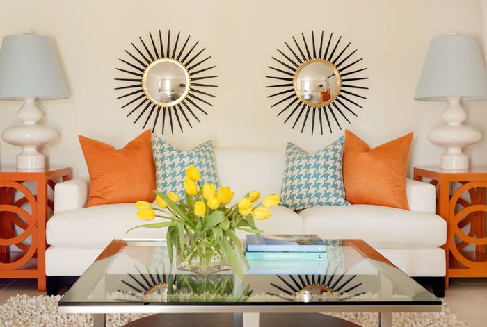 Оранжевые подушки на диване в интерьере гостиной