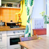Кафельный фартук оранжевого цвета на кухне городской квартиры