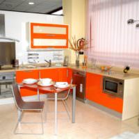 Кухонные шкафы с оранжевыми фасадами