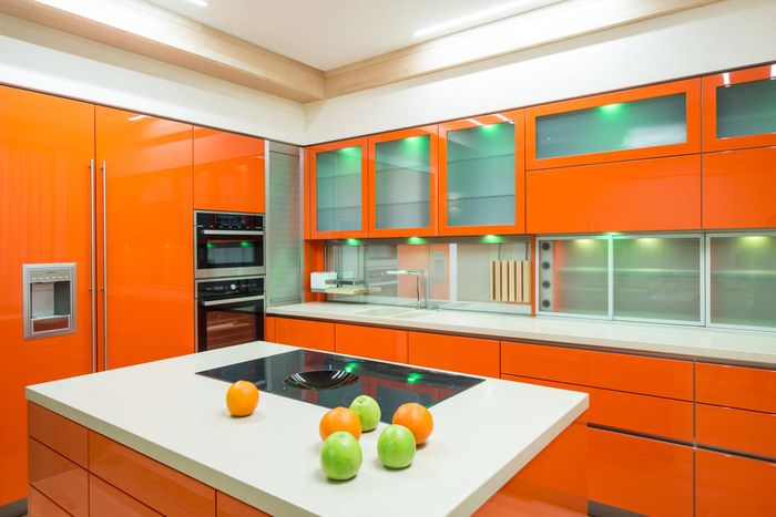 Сочетание оранжевого цвета с белым в интерьере кухни