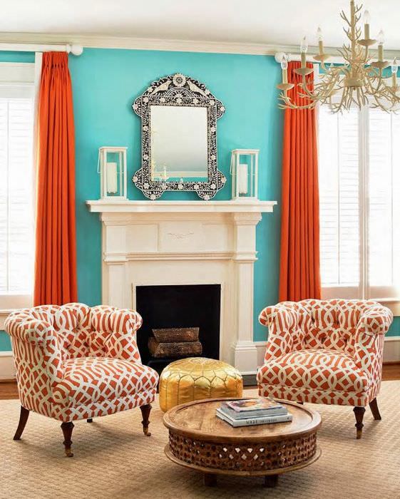 Оранжевые шторы и голубые стены в дизайне гостиной