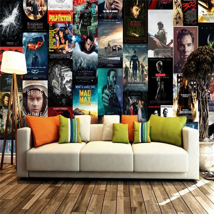 Оформление стены в гостиной плакатами с героями из художественных фильмов