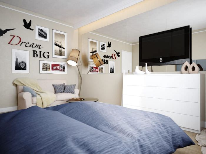 Дизайн спальной зоны с синим покрывалом на кровати