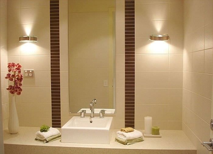 Настенные светильники у зеркала в ванной комнате