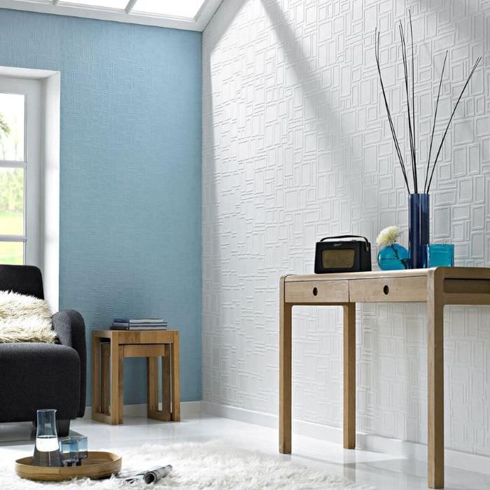 Белая и голубая стена с обоями подпокраску