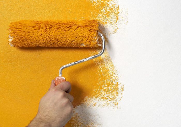 Покраска обоев на стене валиком в оранжевый цвет
