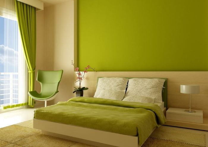 Выделение стены над изголовьем кровати зелеными обоями под покраску