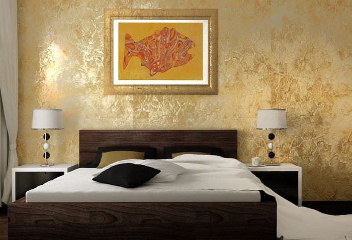 Картина в золотой рамке на стене спальной комнаты