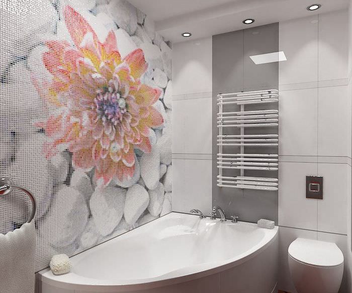 Красивый цветок из мозаики на стене ванной комнаты