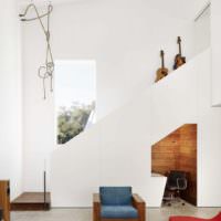 Лестница на второй этаж частного дома в духе минимализма
