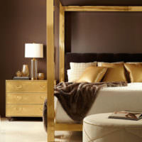 Сочетание золотого цвета с коричневым в дизайне спальной комнаты