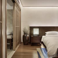 Сочетание коричневого с белым в дизайне спальни
