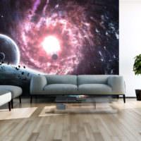 Космические фотообои над диваном в гостиной частного дома
