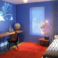 Голубые стены в комнате с минималистическим дизайном