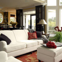 Мягкая мебель с белой обивкой в интерьере гостиной